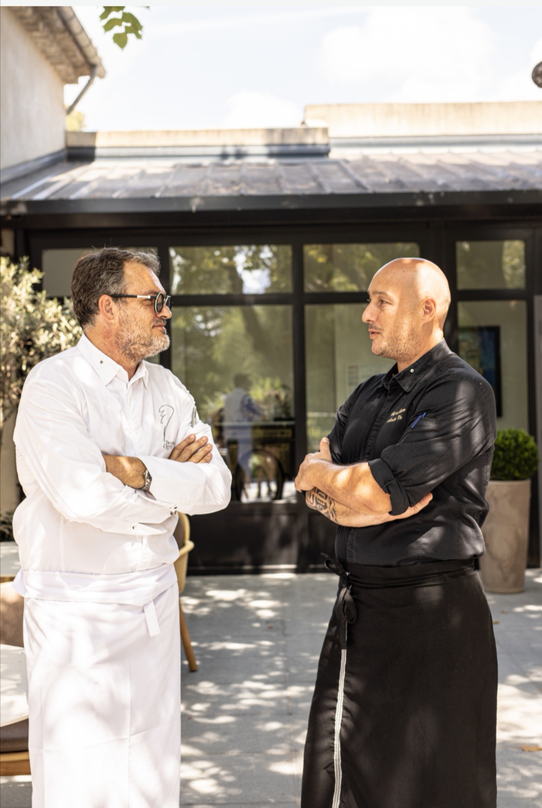 Nicolas Vie aux côtés d’un chef mentor dans une cuisine professionnelle